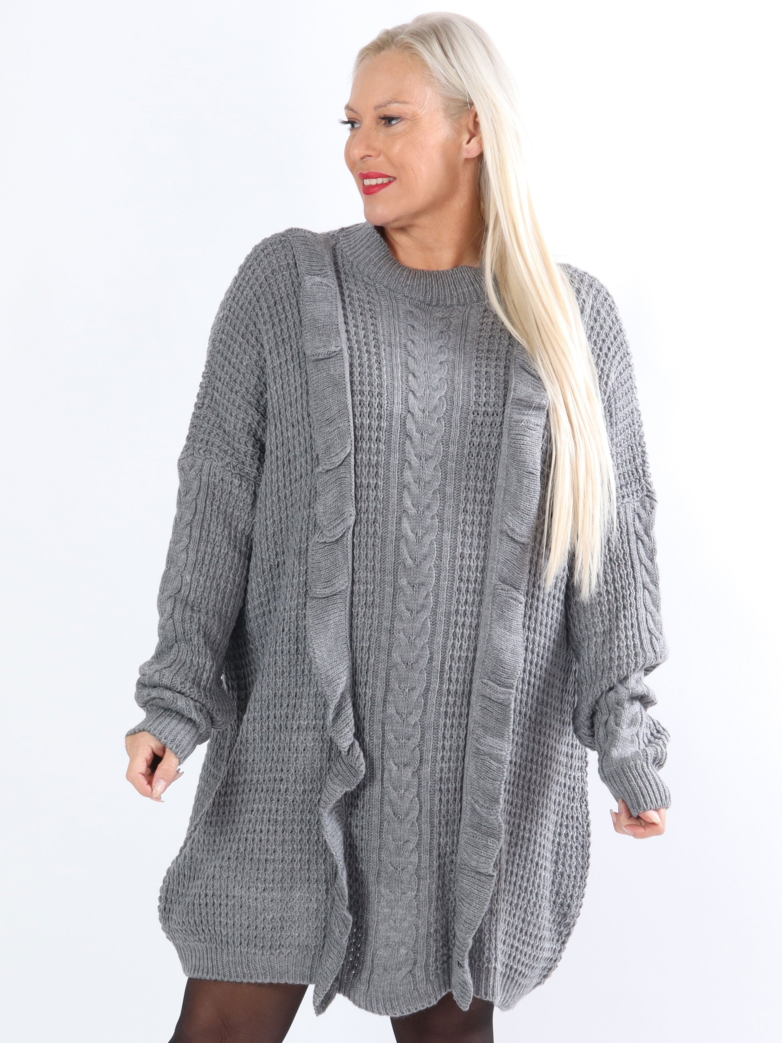 Lalisa - Strikkjole i plus size med kabelstrik og flæser